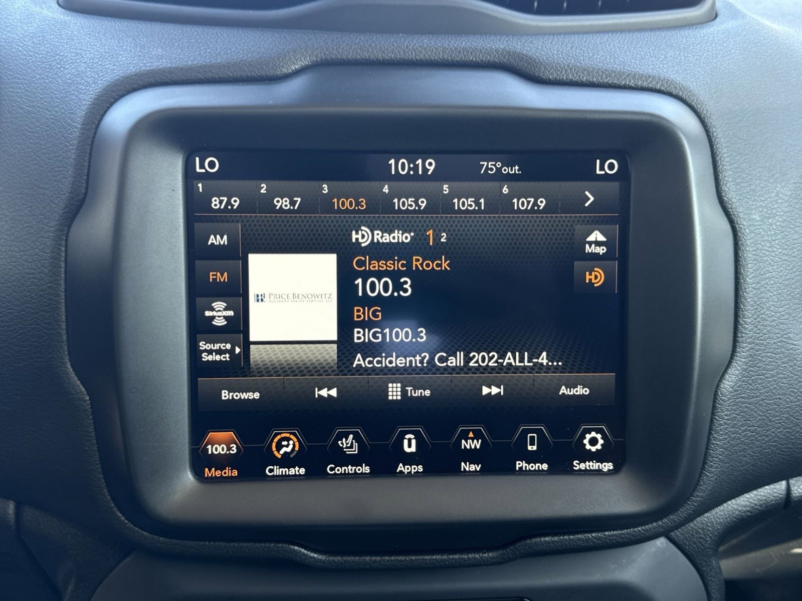 Used 2023 Jeep Renegade Latitude w/ Sun/Sound Group image 18