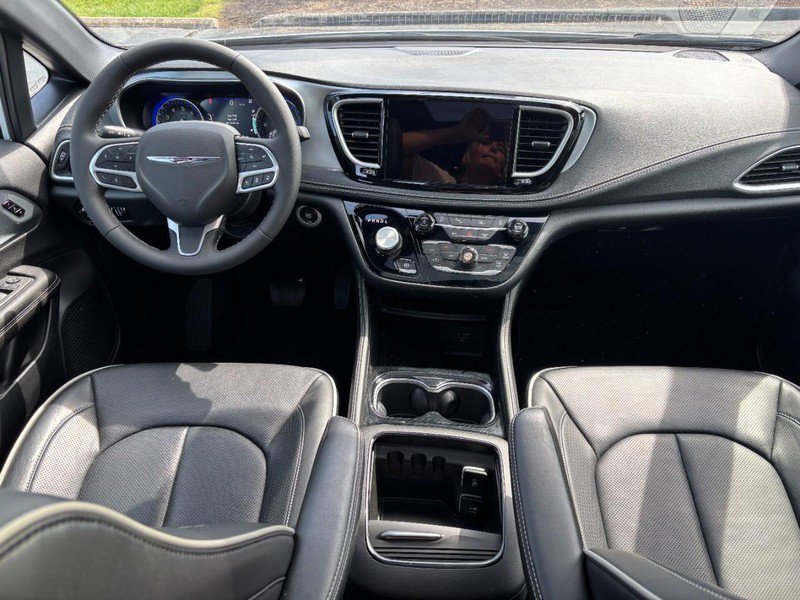 Used 2026 Chrysler Pacifica Limited FWD image 12