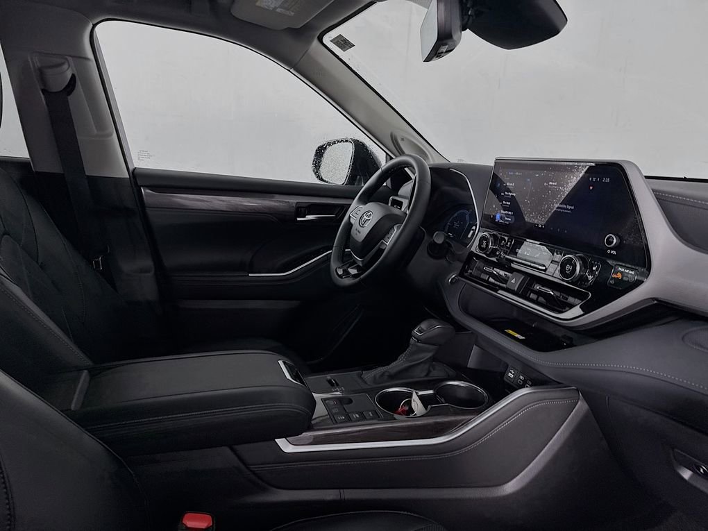 Used 2025 Toyota Highlander Platinum image 35