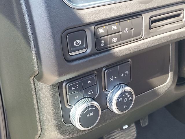 Used 2023 GMC Yukon SLT w/ SLT Luxury Package image 11