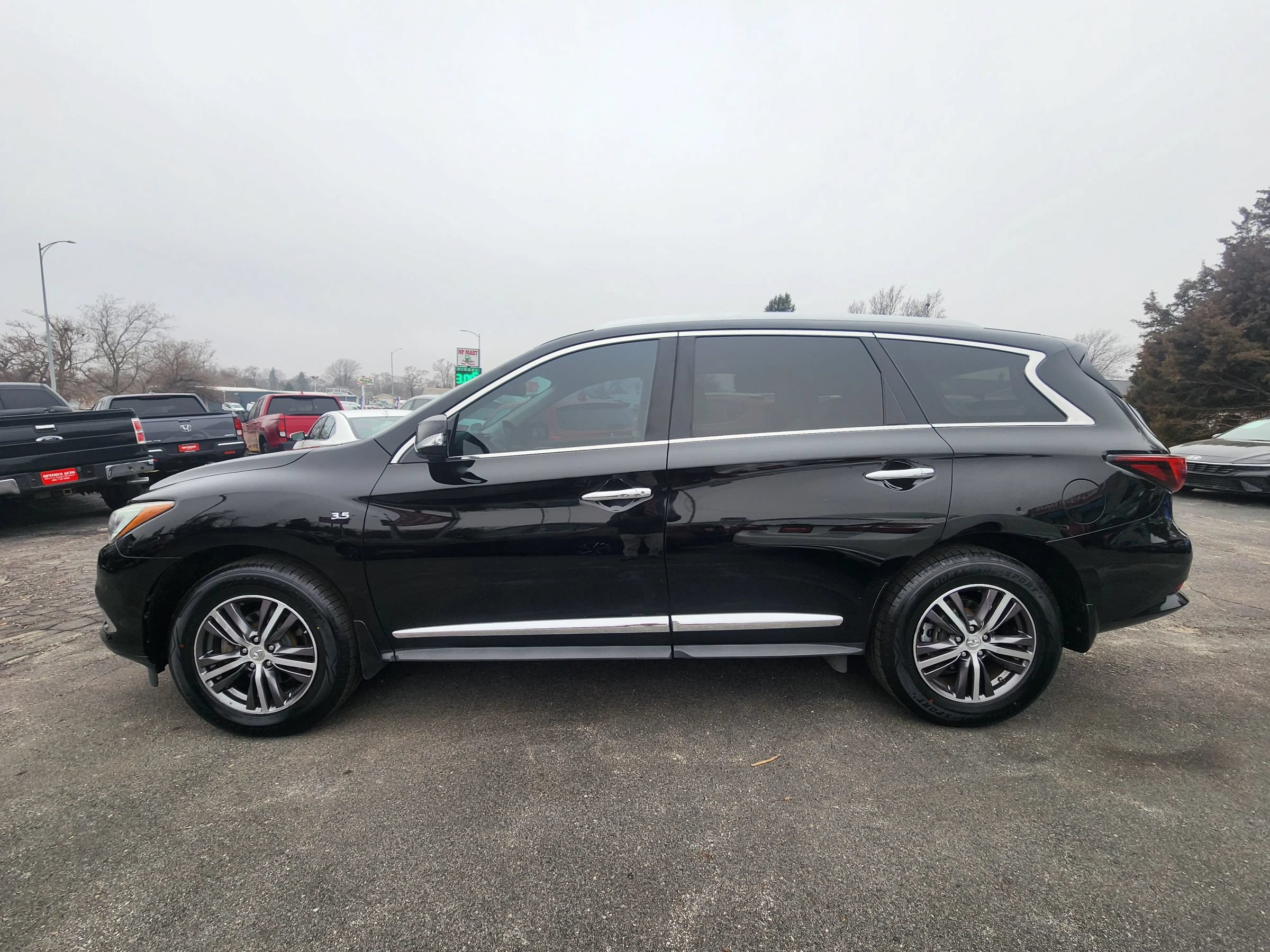 Used 2017 INFINITI QX60 Luxe w/ Premium Plus Package AWD/4WD image 4