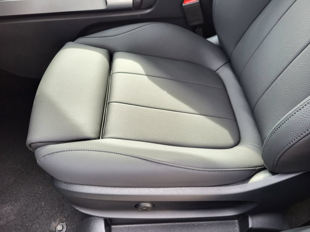 Used 2025 Mercedes-Benz GLB 250 4MATIC image 13