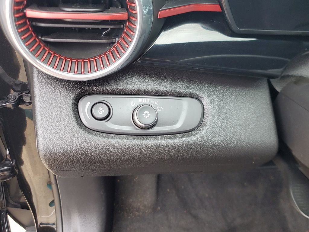 Used 2025 Chevrolet Trax RS w/ Sunroof Package image 18