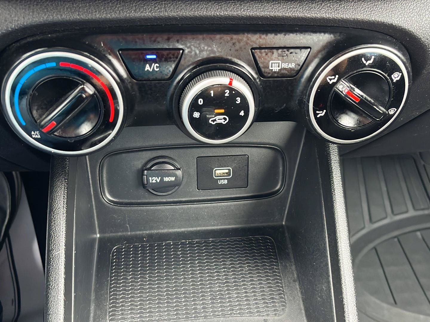 Used 2021 Hyundai Venue SE FWD image 15