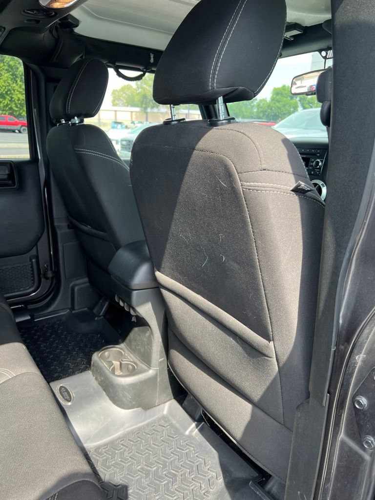 Used 2018 Jeep Wrangler Unlimited Sahara w/ Connectivity Group AWD/4WD image 22