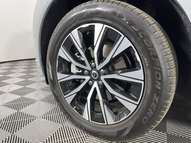 Used 2025 Volvo XC60 B5 Plus image 12