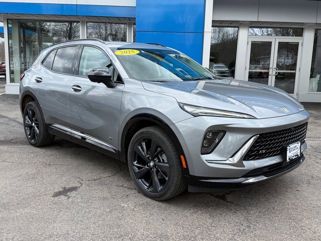 Used 2025 Buick Envision Sport Touring image 3