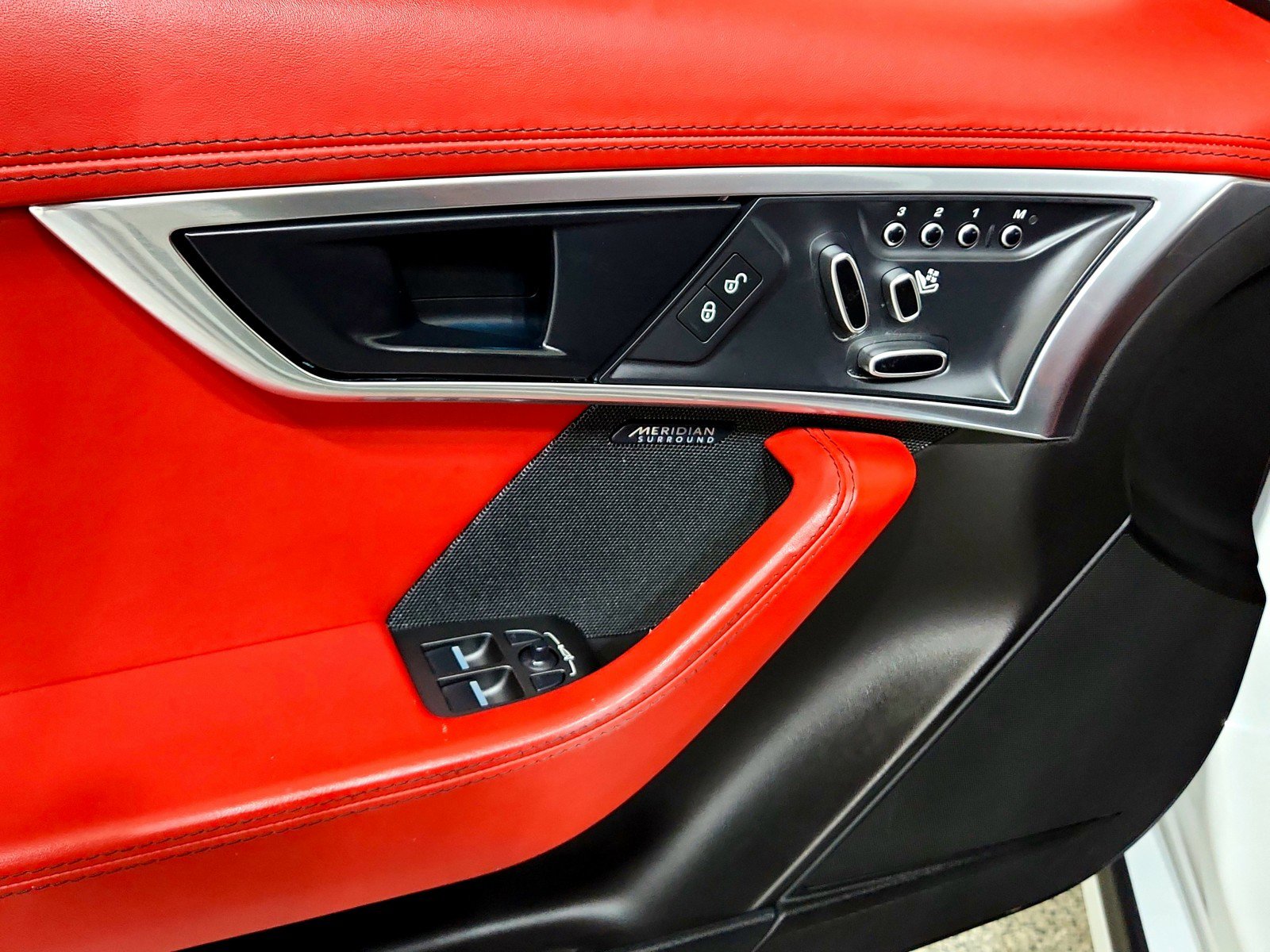 Used 2018 Jaguar F-TYPE R image 21