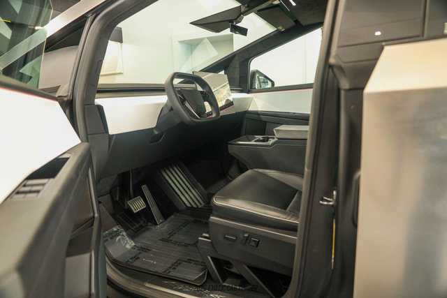 Used 2024 Tesla Cybertruck AWD Crew Cab image 15