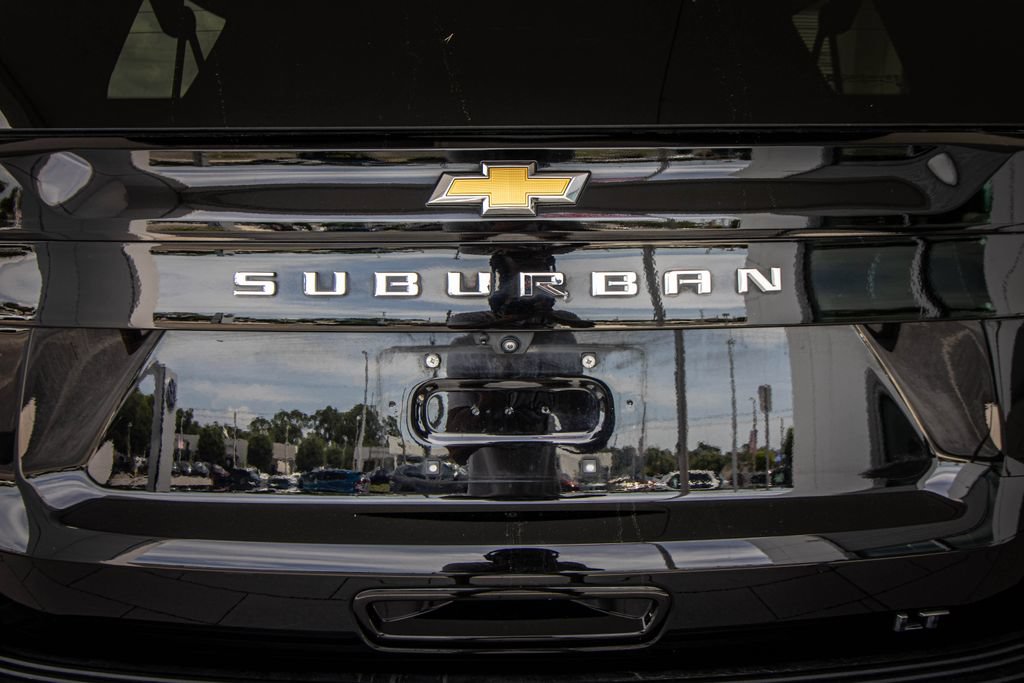 Used 2025 Chevrolet Suburban LT RWD image 14