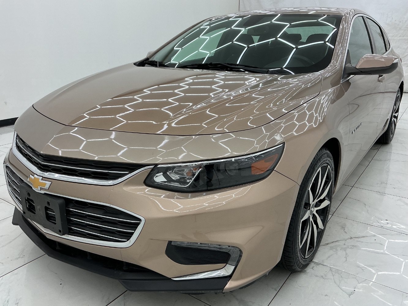 Used 2018 Chevrolet Malibu LT FWD image 1