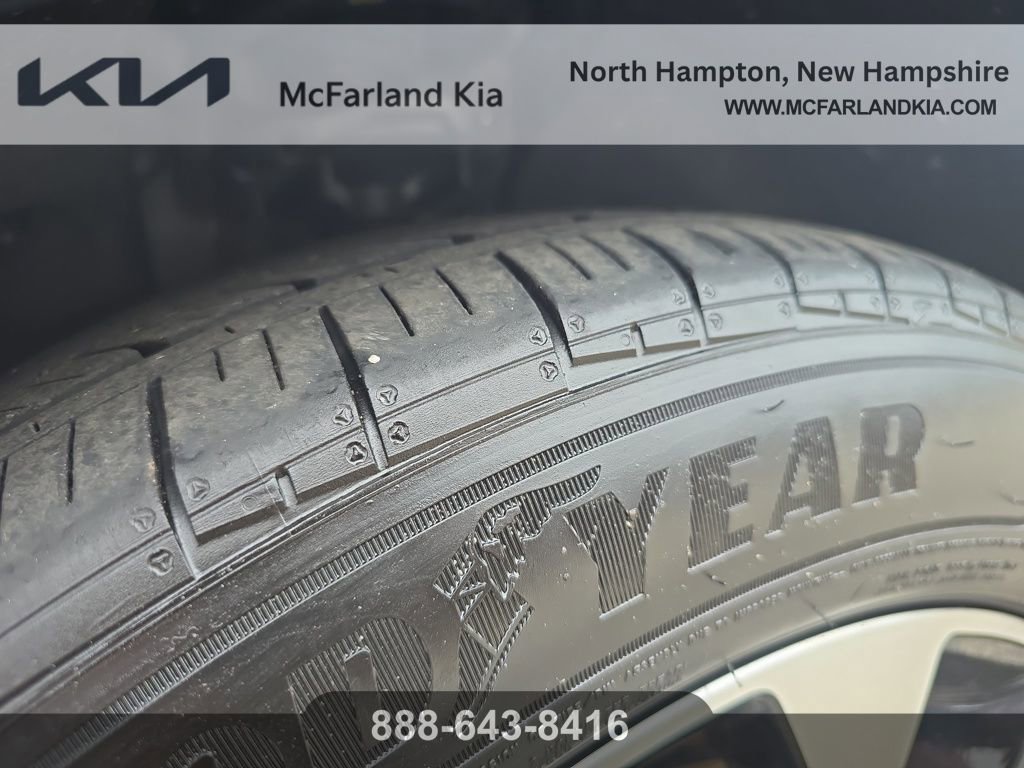 Used 2023 Kia Carnival EX image 30