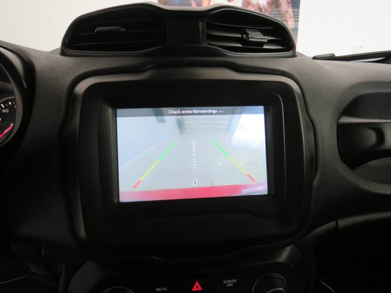 Used 2018 Jeep Renegade Latitude FWD image 20