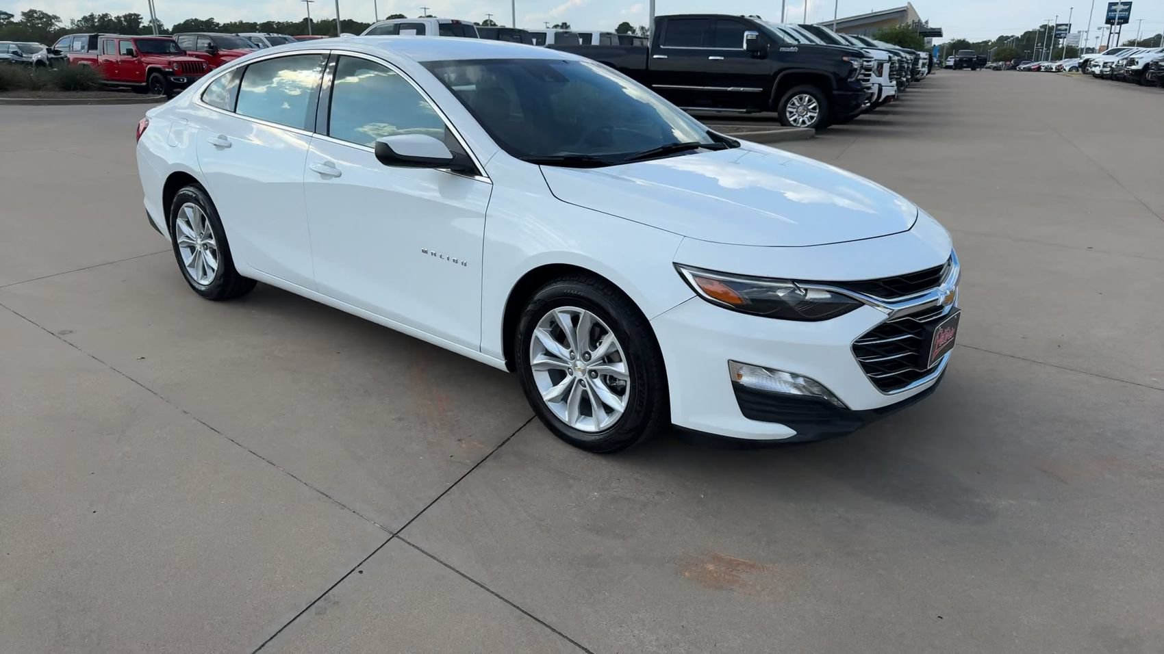 Used 2025 Chevrolet Malibu LT FWD image 3