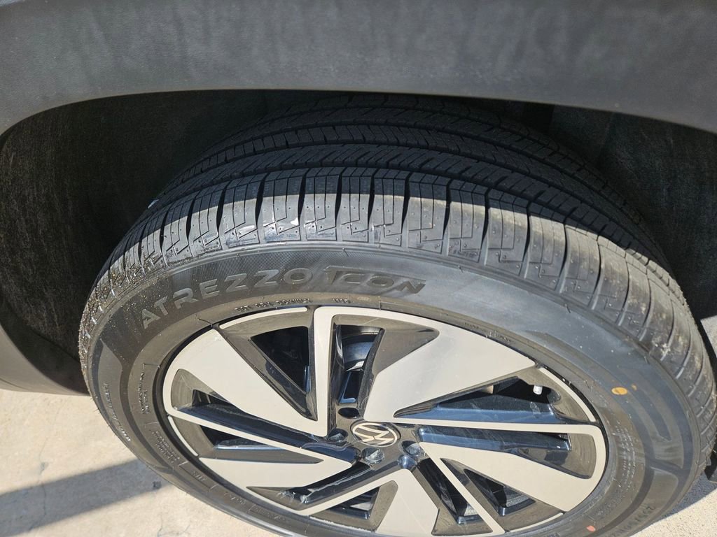 Used 2025 Volkswagen Atlas SE image 25