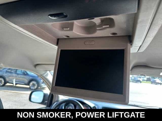 Used 2015 Chrysler Town & Country Touring FWD image 2