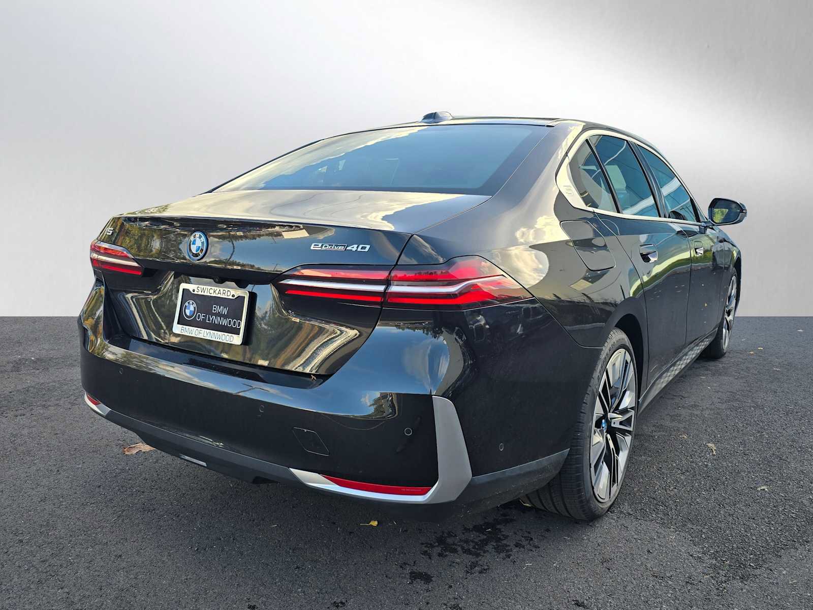 Used 2024 BMW i5 eDrive40i w/ Convenience Package image 3