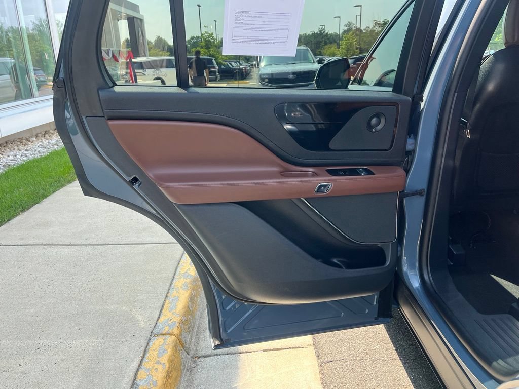 Used 2025 Lincoln Aviator Reserve w/ Jet Appearance Package AWD/4WD image 18