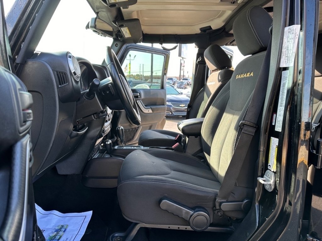 Used 2016 Jeep Wrangler Unlimited Sahara w/ Dual Top Group AWD/4WD image 10