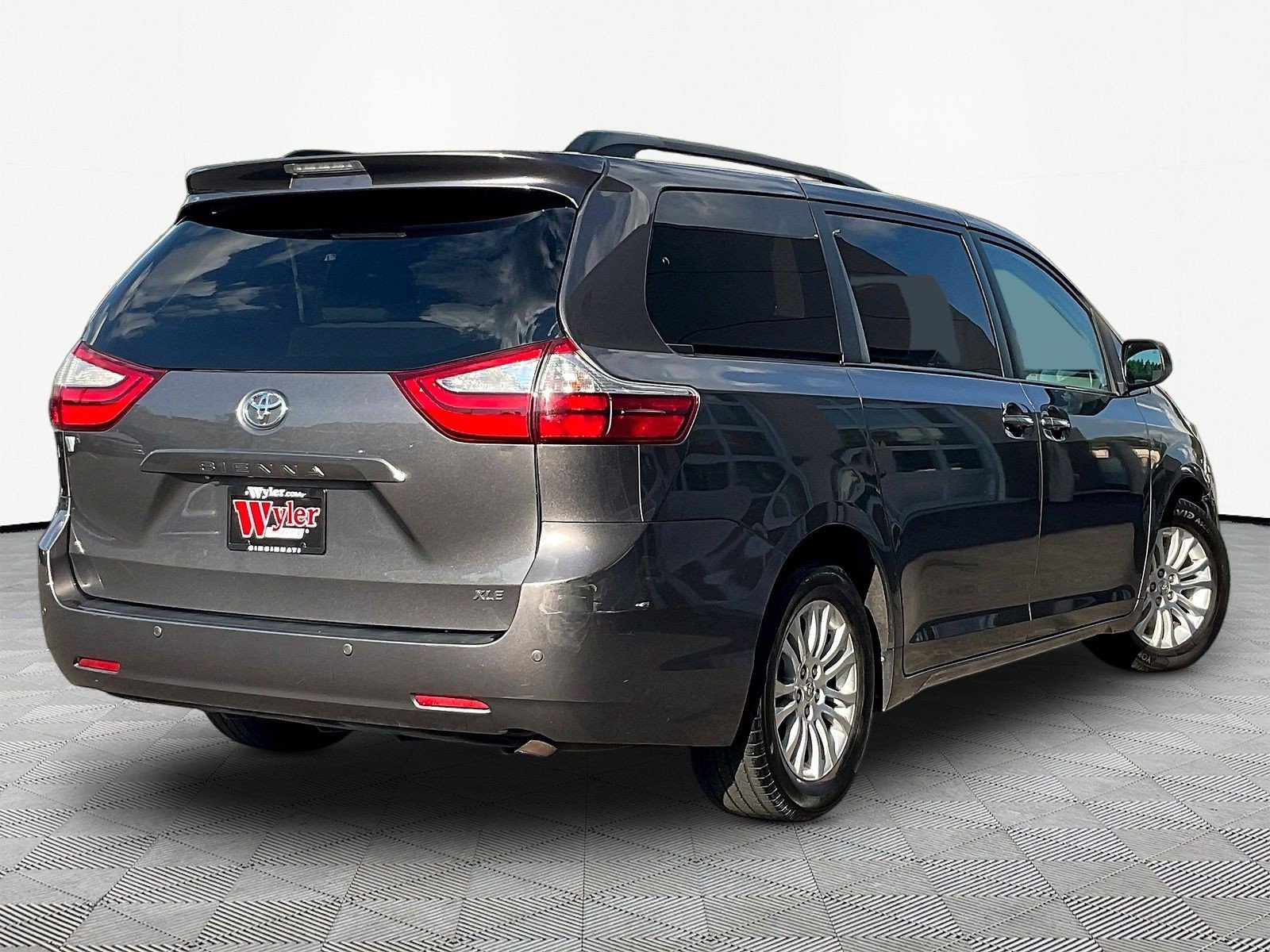 Used 2015 Toyota Sienna XLE Premium FWD image 6