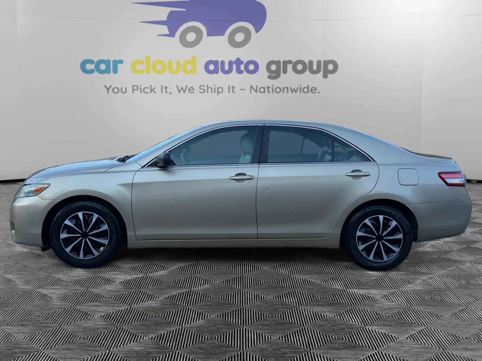 Used 2010 Toyota Camry LE FWD image 2