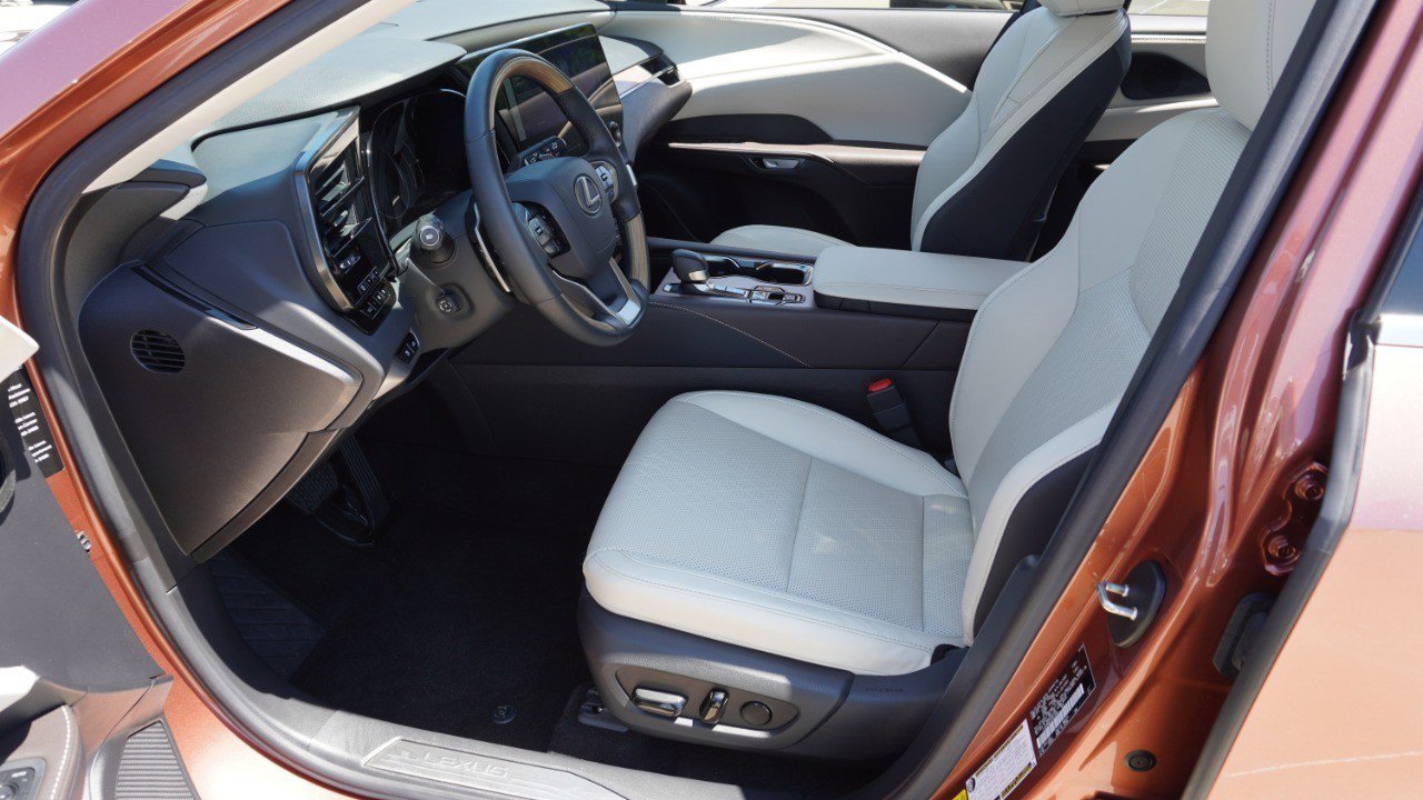 Used 2023 Lexus RX 350 Premium Plus w/ Cold Area Package FWD image 13