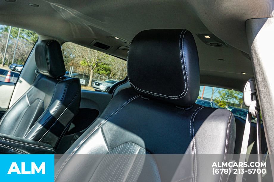 Used 2023 Chrysler Pacifica Touring-L image 18