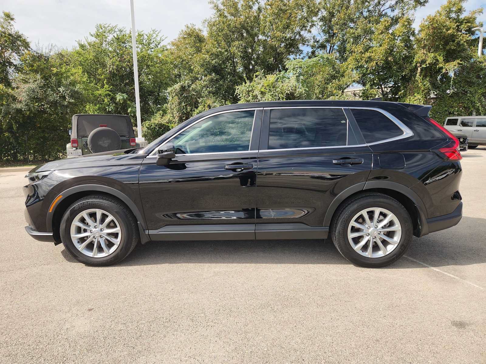 Used 2025 Honda CR-V EX image 4