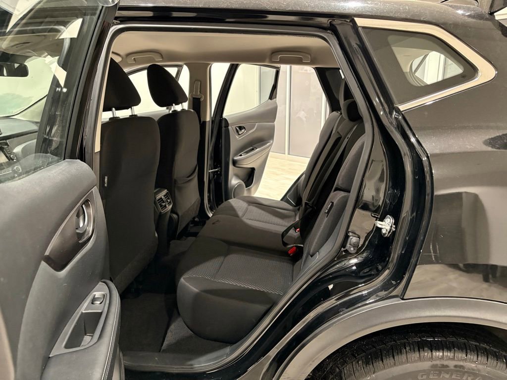 Used 2022 Nissan Rogue Sport S image 16