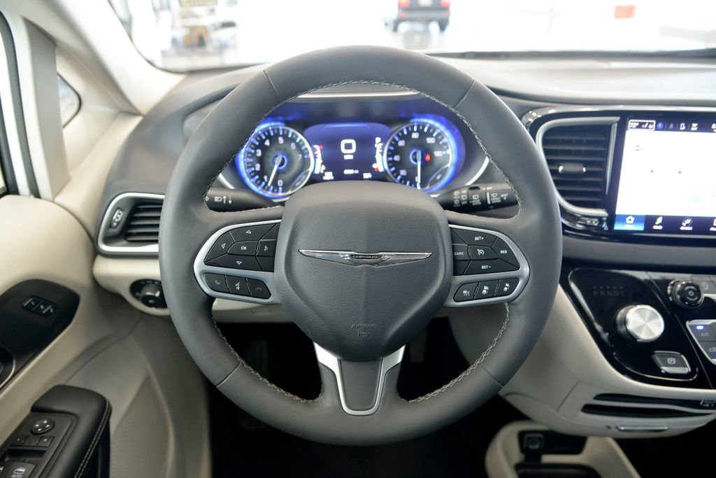 Used 2023 Chrysler Pacifica Touring-L FWD image 18