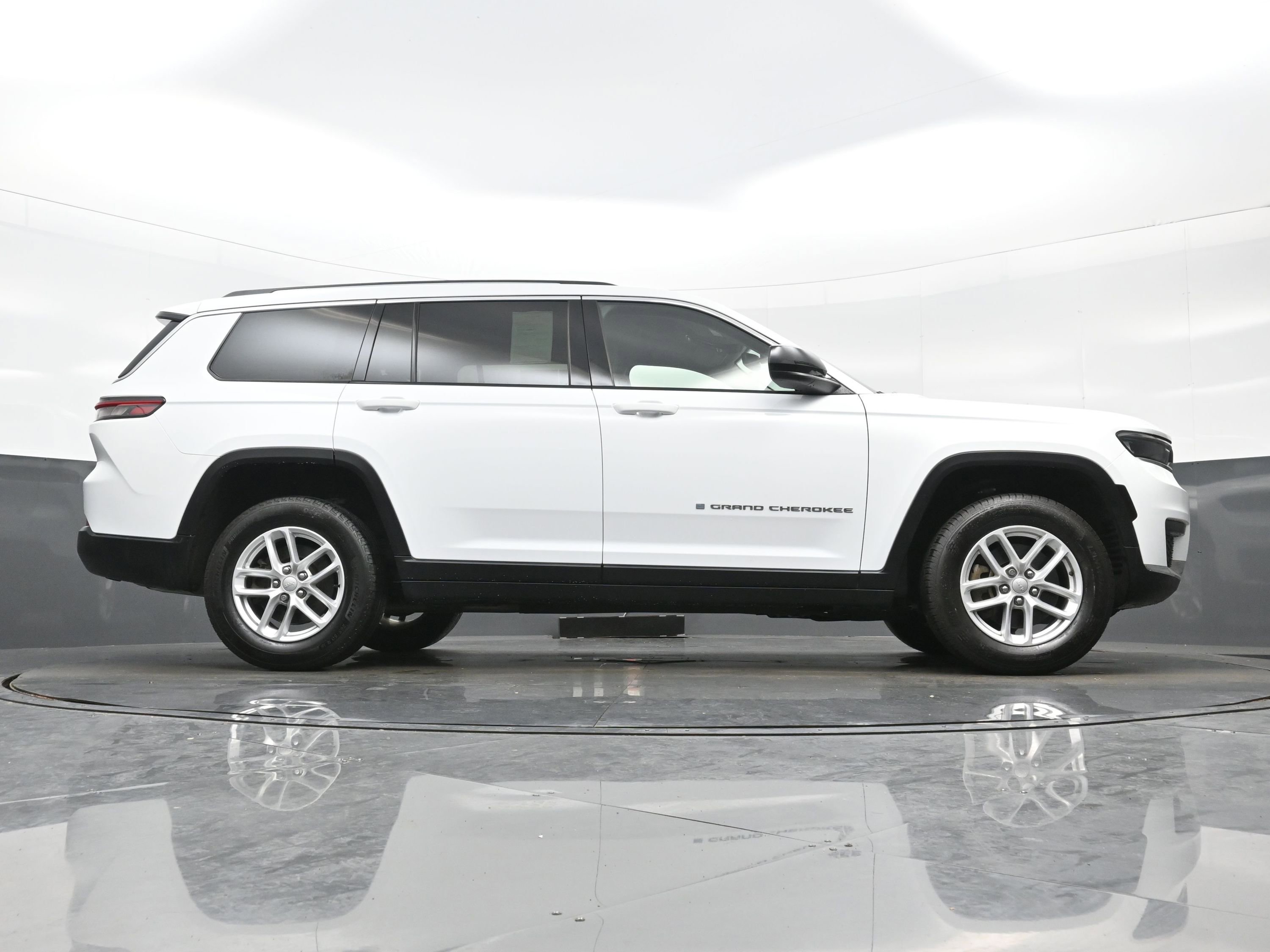 Used 2022 Jeep Grand Cherokee L Laredo w/ Luxury Tech Group I AWD/4WD image 30