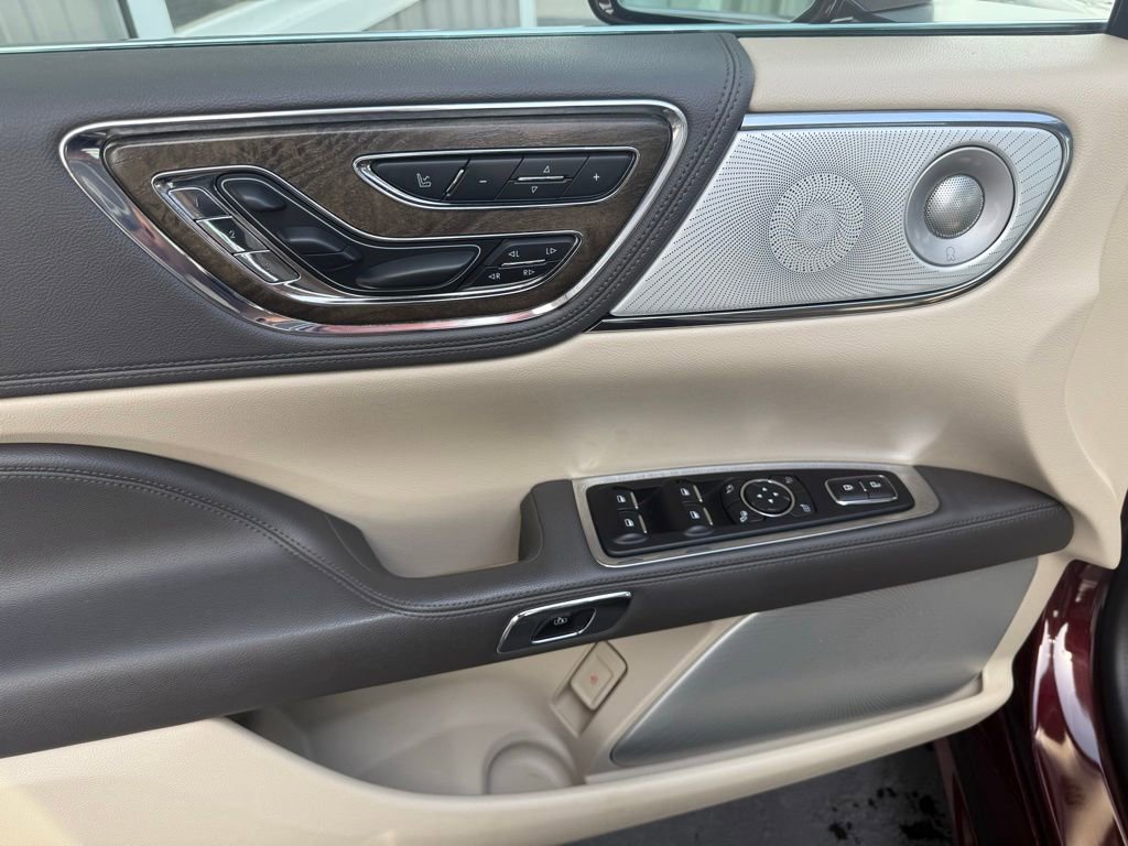 Used 2019 Lincoln Continental Reserve FWD image 11