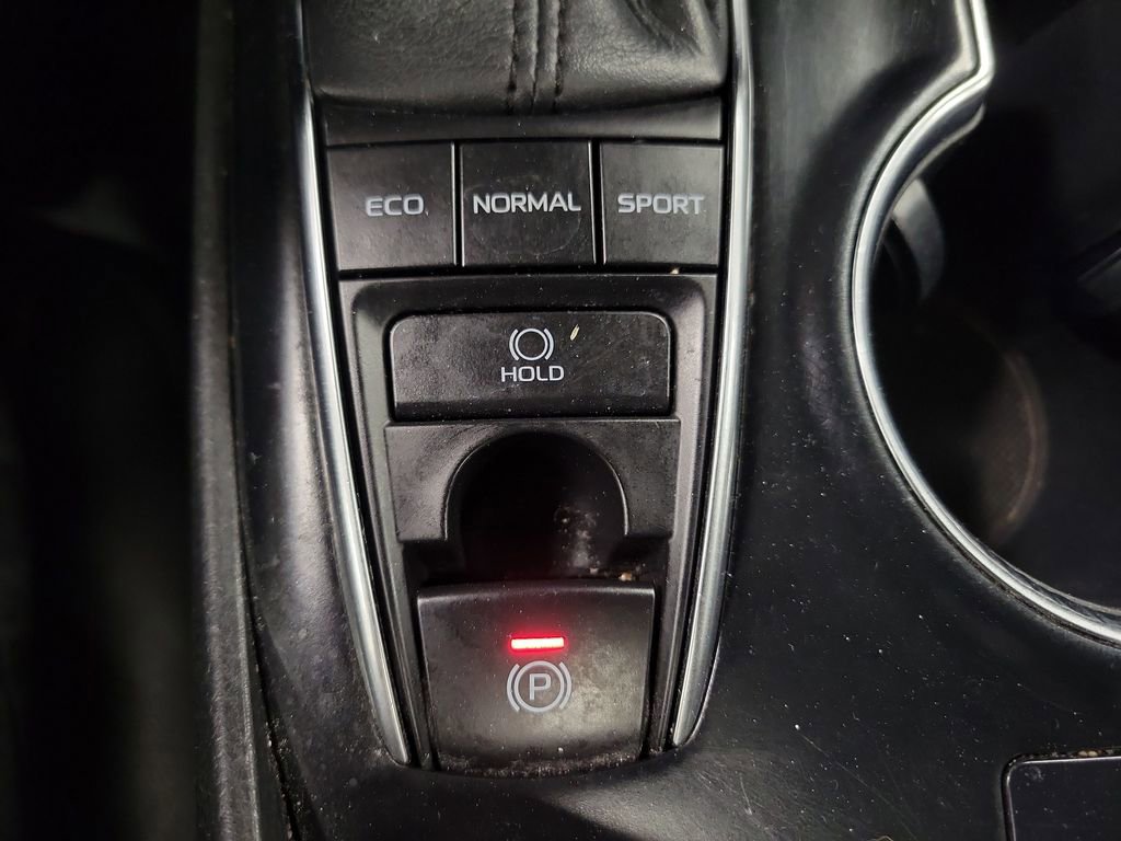 Used 2020 Toyota Camry XLE image 17