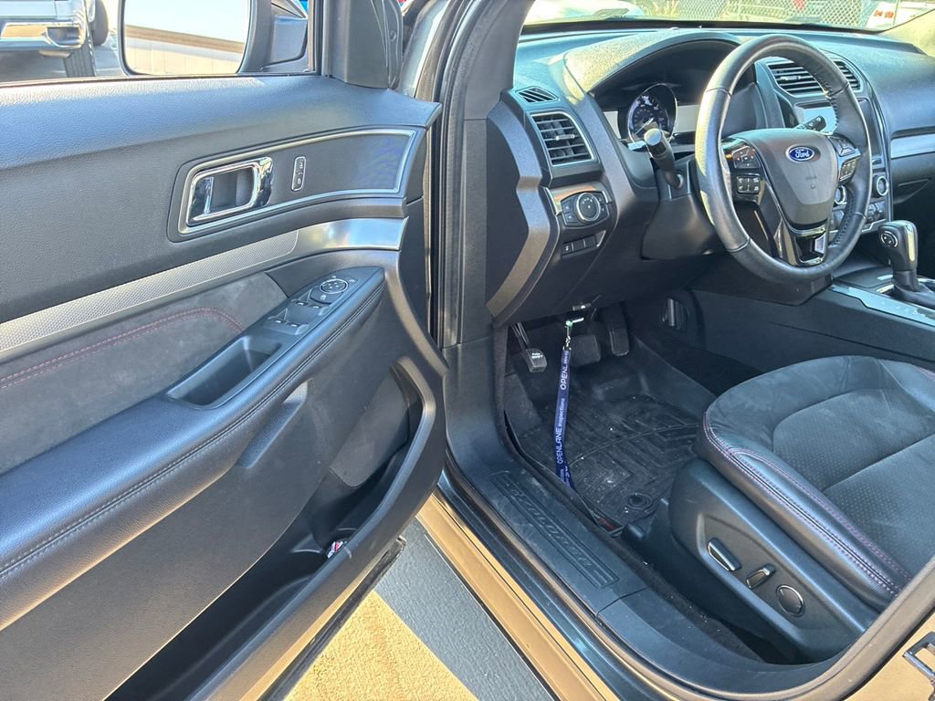 Used 2018 Ford Explorer XLT w/ Equipment Group 202A image 9