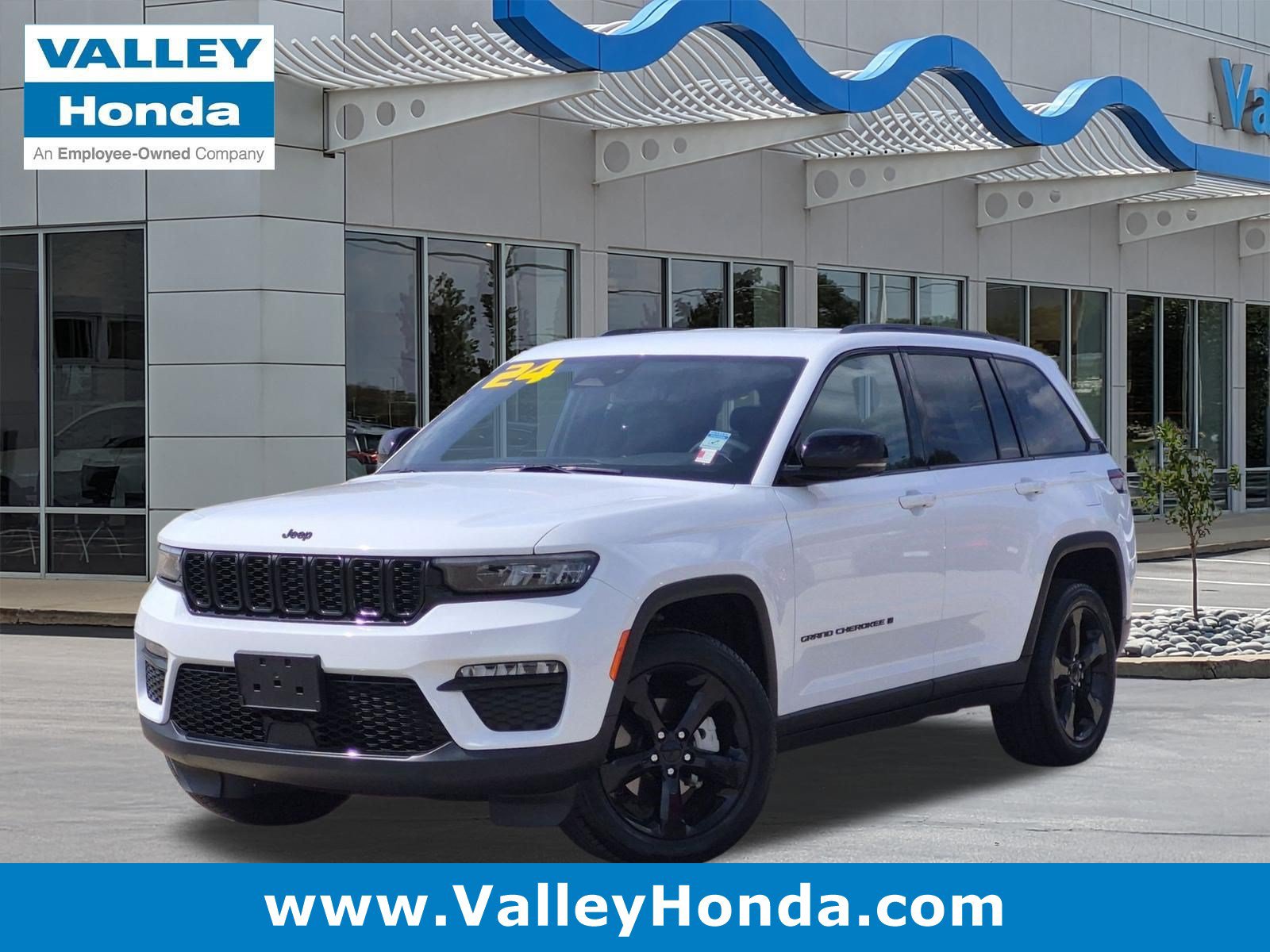 Used 2024 Jeep Grand Cherokee Limited w/ Black Appearance Package AWD/4WD image 1
