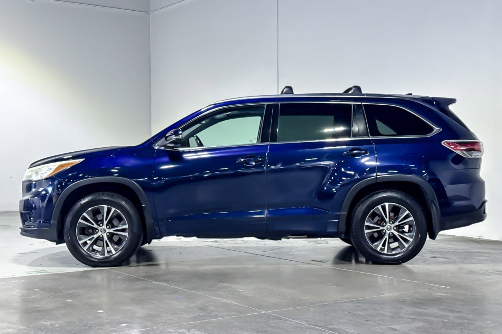 Used 2016 Toyota Highlander XLE AWD/4WD image 2