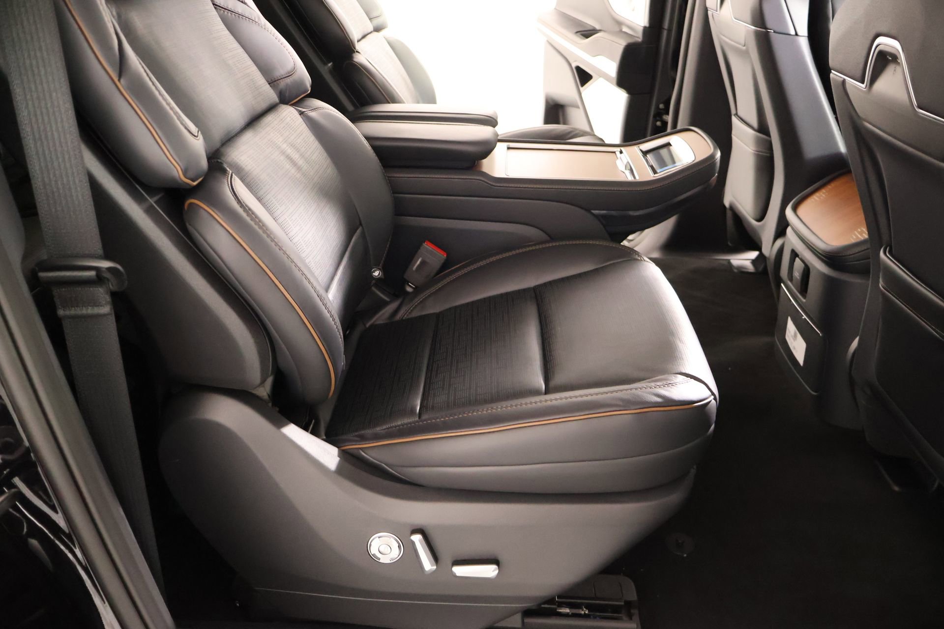 New 2026 Lincoln Navigator L Black Label AWD/4WD image 16