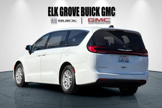 Used 2023 Chrysler Pacifica Touring-L image 6