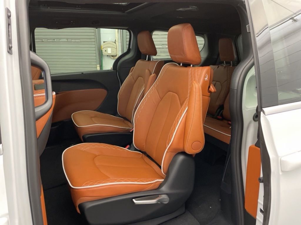 New 2026 Chrysler Pacifica Pinnacle w/ Trailer Tow Group image 16