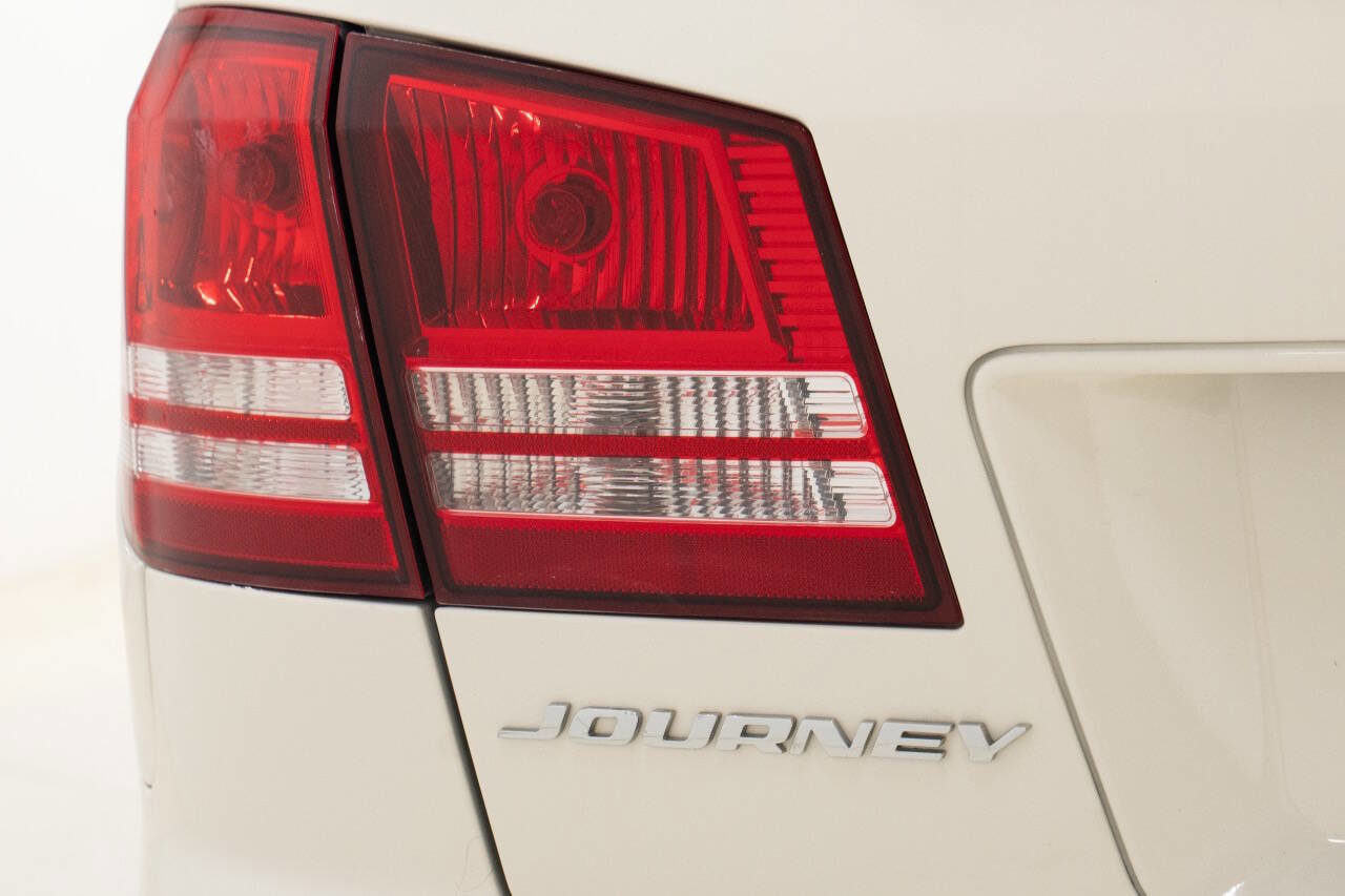 Used 2020 Dodge Journey SE w/ SE Popular Equipment Group FWD image 17