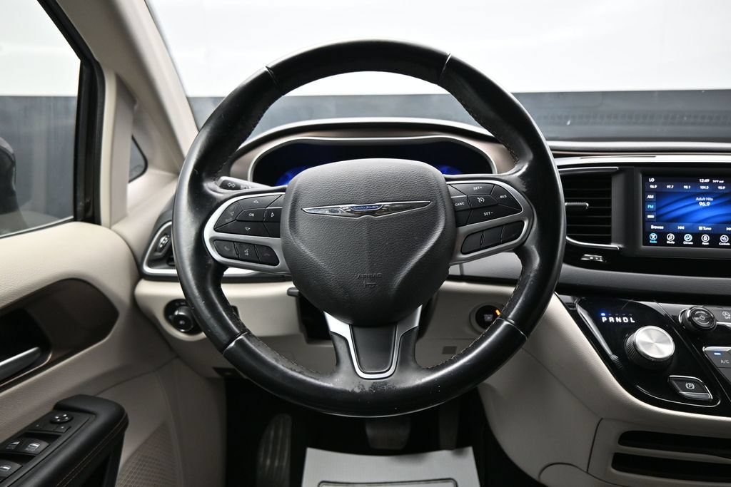 Used 2018 Chrysler Pacifica Touring-L FWD image 15