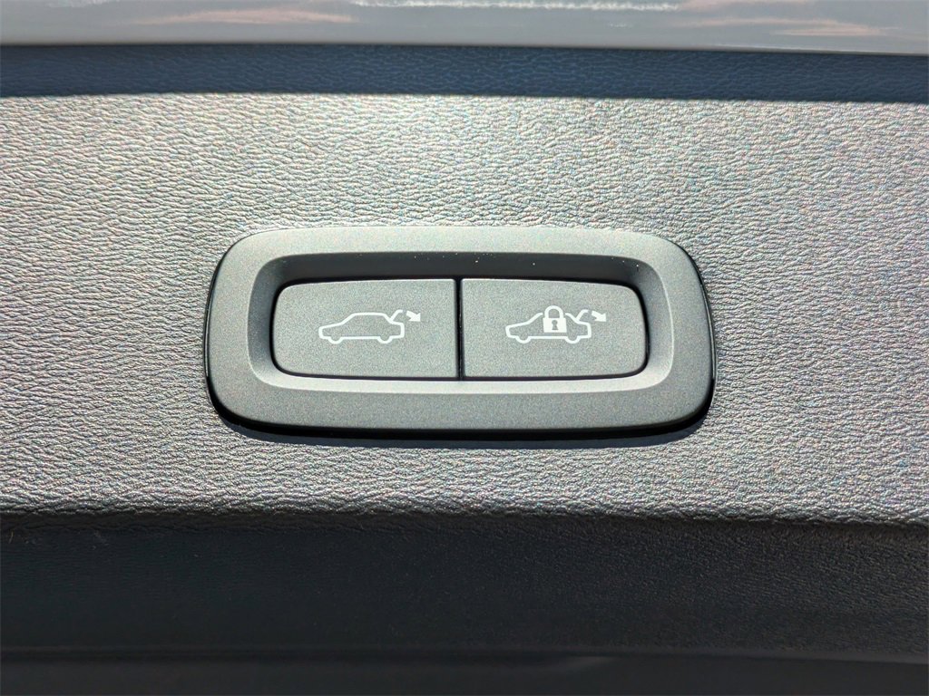 Used 2026 Volvo XC40 B4 Core image 14