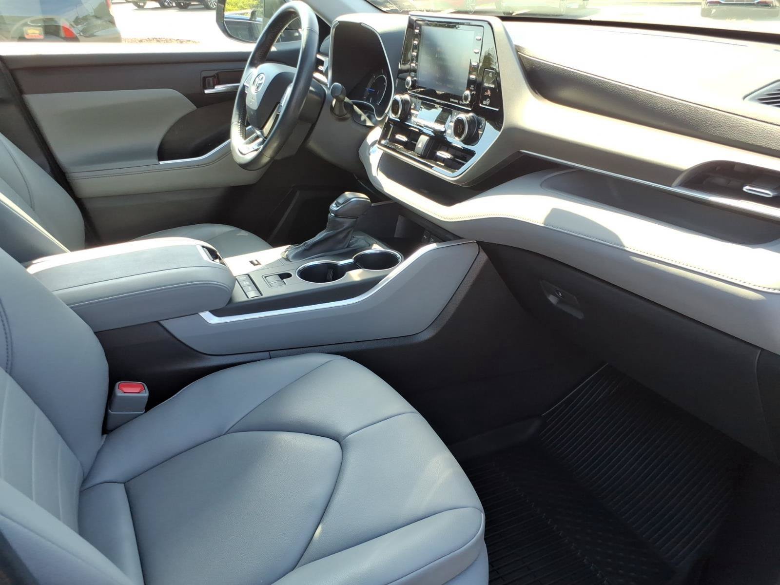 Used 2020 Toyota Highlander XLE AWD/4WD image 25