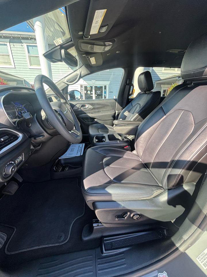 Used 2025 Chrysler Pacifica Select FWD image 9