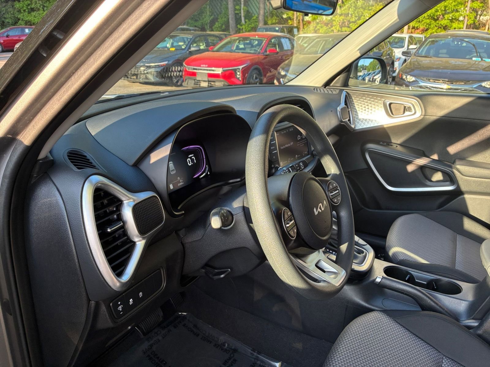 Used 2025 Kia Soul LX w/ LX Technology Package FWD image 34