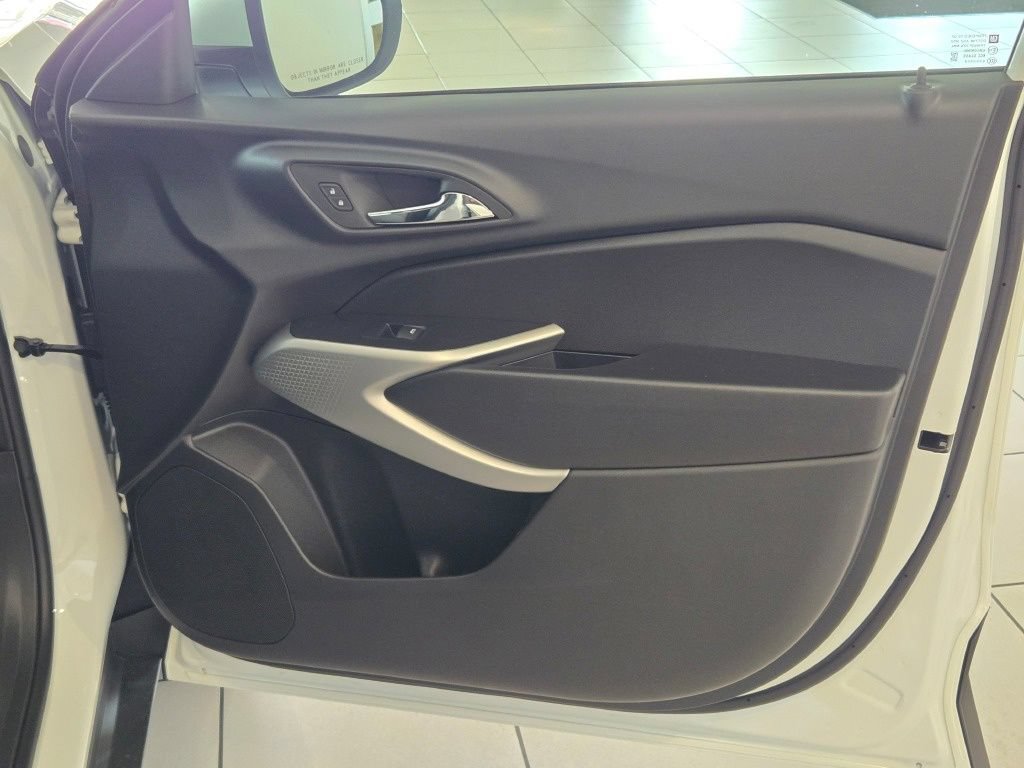 New 2026 Chevrolet Trax LS w/ LS Convenience Package FWD image 4