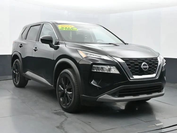 Used 2023 Nissan Rogue SV image 2