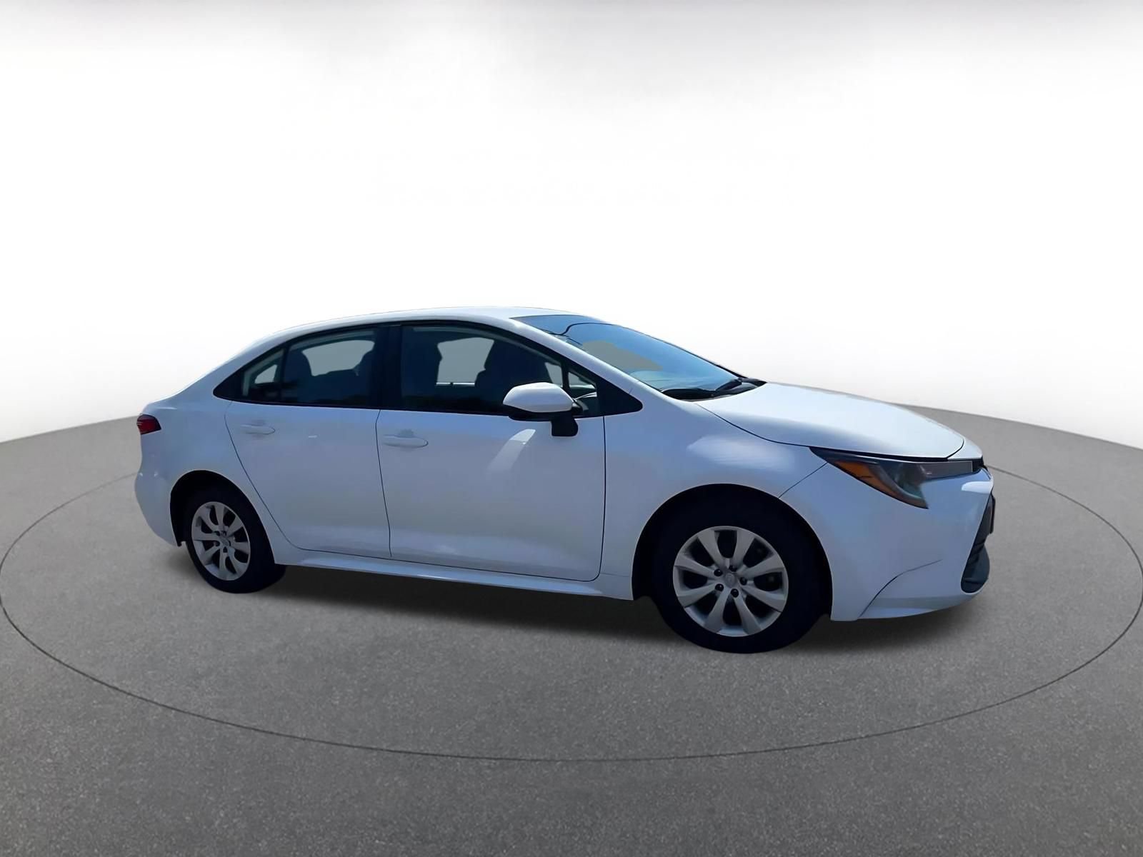 Used 2025 Toyota Corolla LE FWD image 2