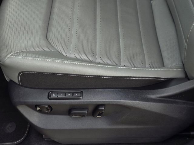 Used 2025 Volkswagen Atlas Cross Sport SEL R-Line AWD/4WD image 31