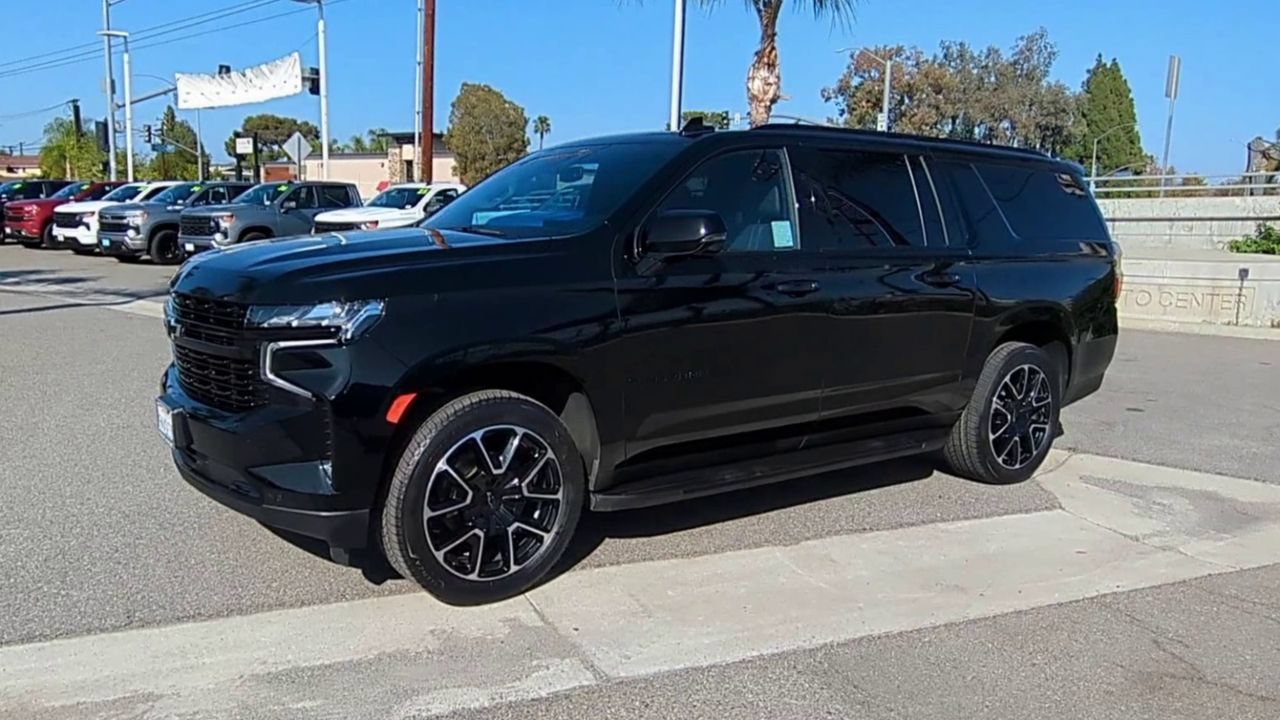 Used 2024 Chevrolet Suburban RST w/ Luxury Package AWD/4WD image 4